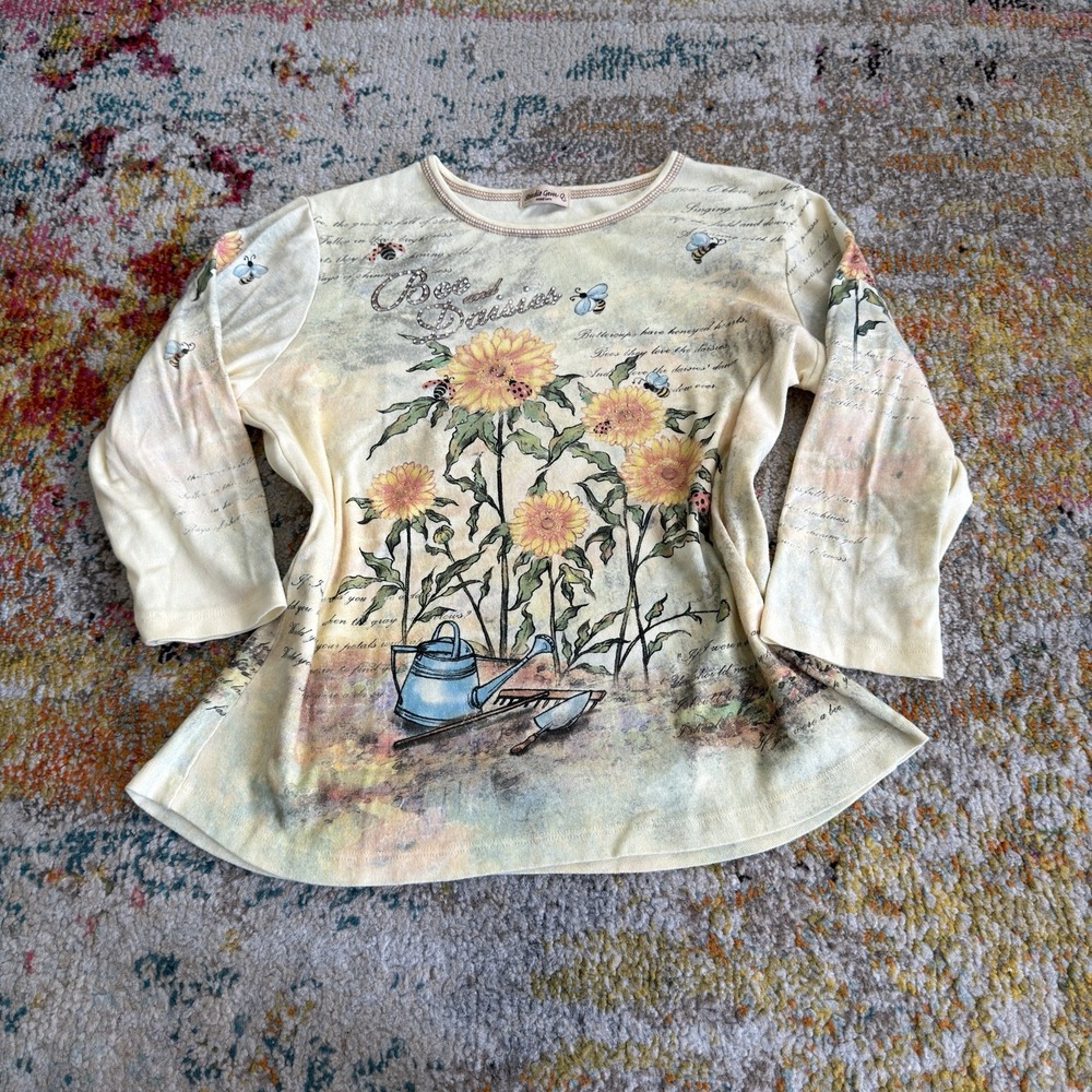 Y2K Studio Gem Q Floral Bee & Daisies Rhinestone Top Medium